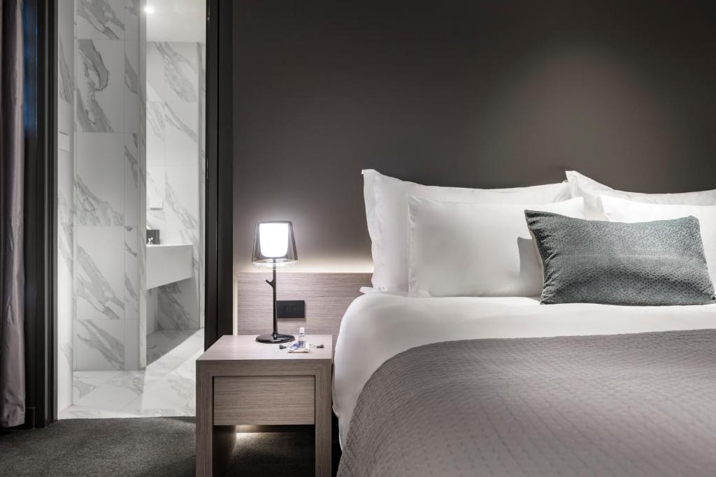 Postel nebo postele na pokoji v ubytování The Melbourne Hotel