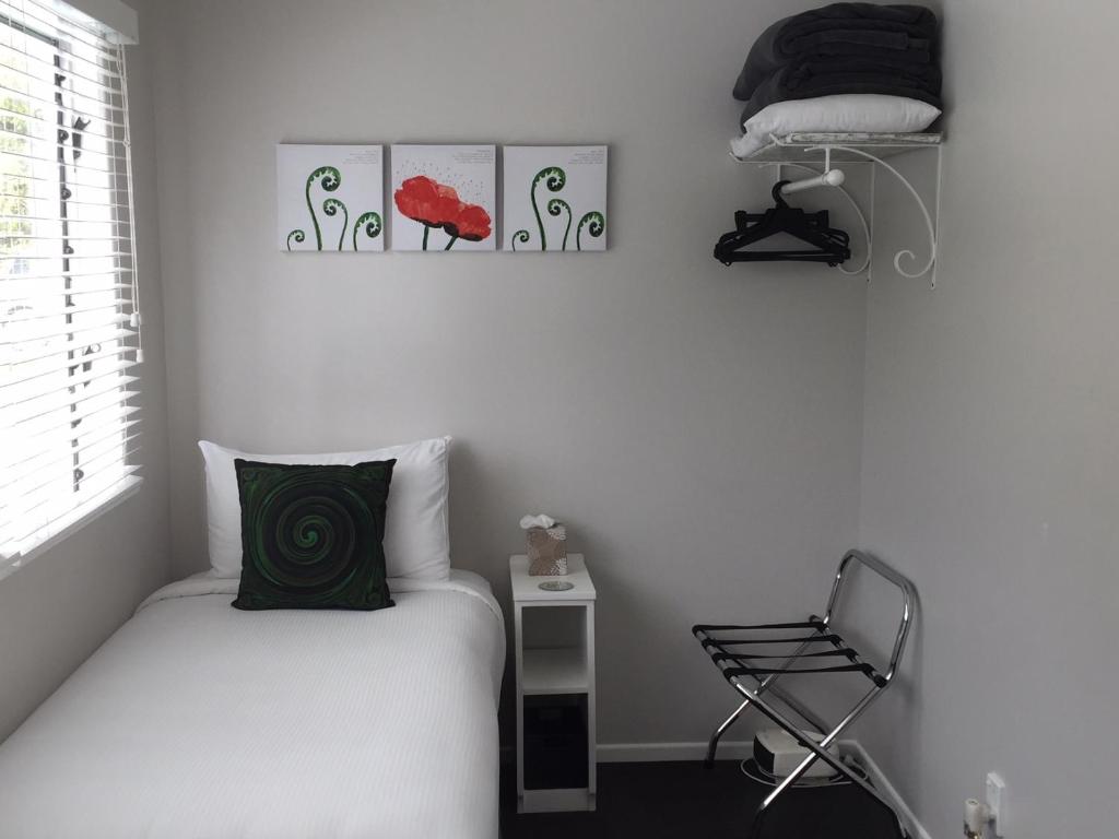 Postel nebo postele na pokoji v ubytování Kiwi House Waiheke