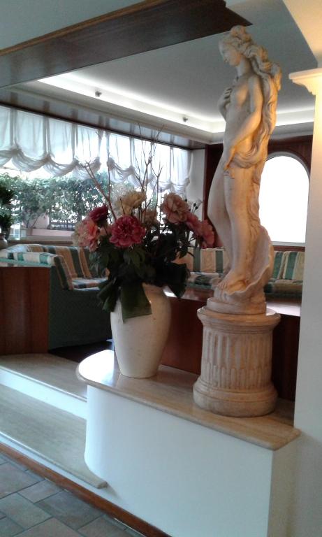 Kép Hotel Trevi Riccione, in centro sul mare con cucina szállásáról Riccionéban a galériában
