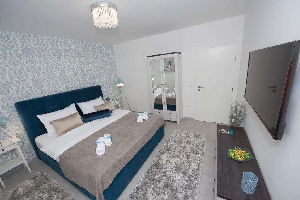 - une chambre avec un grand lit et une table dans l'établissement Zadar Center Residence, à Zadar