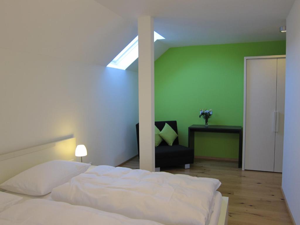 Postel nebo postele na pokoji v ubytování Ernst Clüsserath Weingut & Weinhotelchen