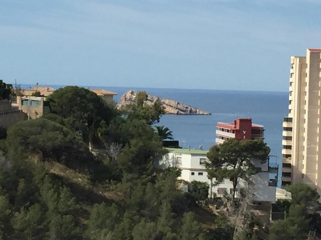 - une vue sur l'océan depuis la ville dans l'établissement Apartamento con fantásticas vistas al mar, à Benidorm