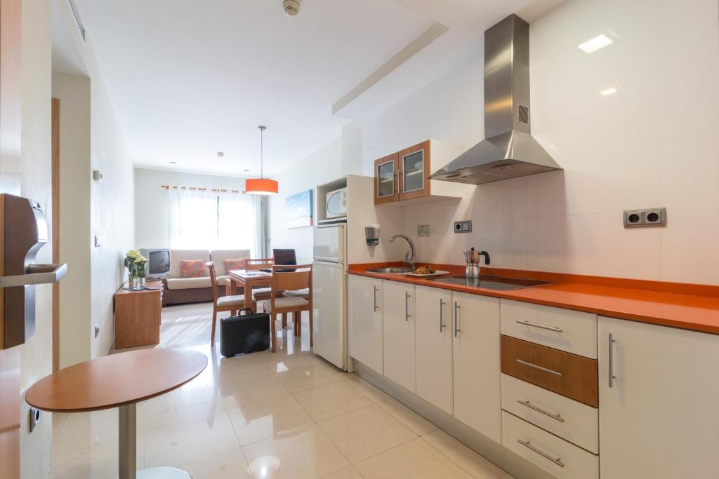A kitchen or kitchenette at Aparthotel Bahía