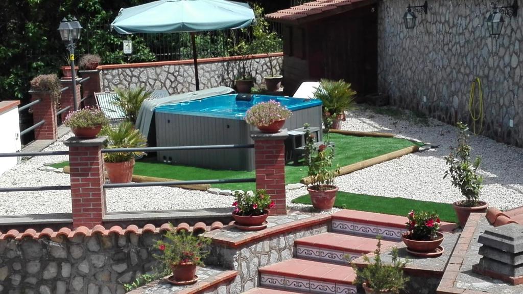 un patio trasero con bañera de hidromasaje y macetas en B&B Villa Teresa, en Sorrento