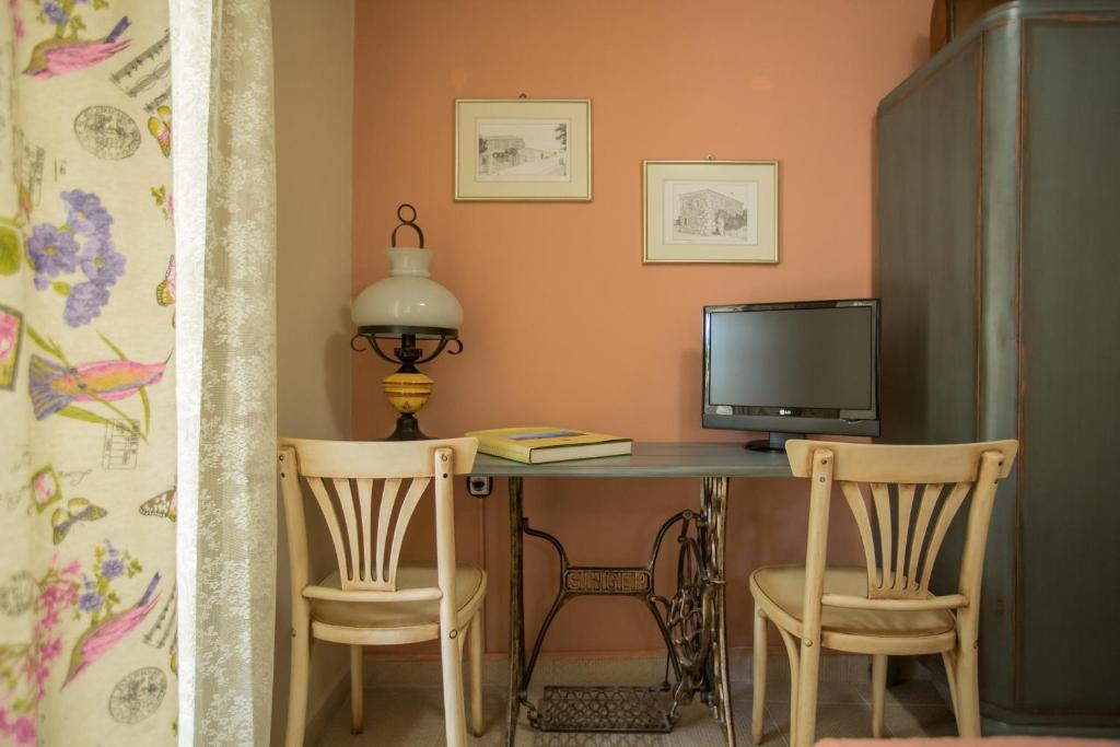 TV a/nebo společenská místnost v ubytování Ancient Corinth Guest House