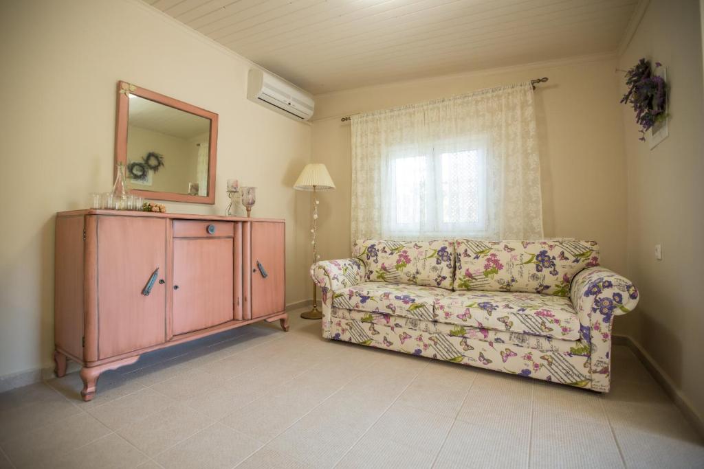 Posezení v ubytování Ancient Corinth Guest House
