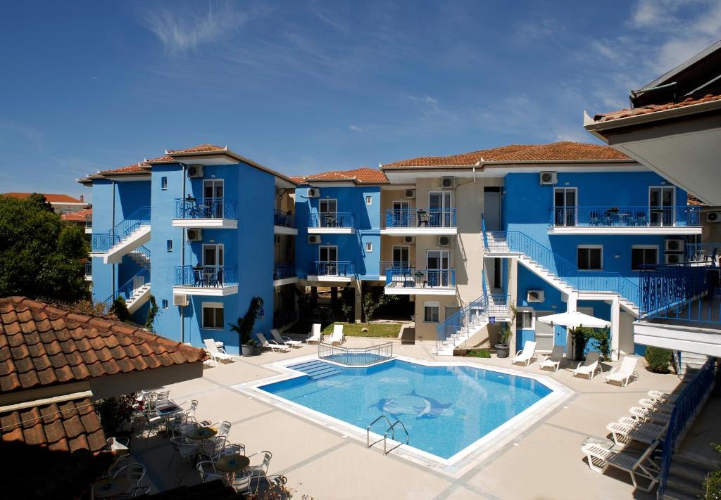 uma vista aérea de um edifício com piscina em Stratos Hotel em Afitos
