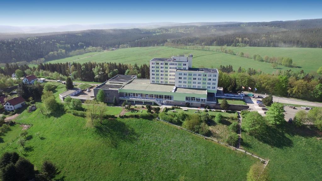 フリードリッヒローダにあるFerien Hotel Rennsteigblickの田中大きな建物の空中