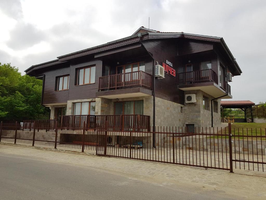 a building with a fence in front of it at Villa Ilchev in Sozopol