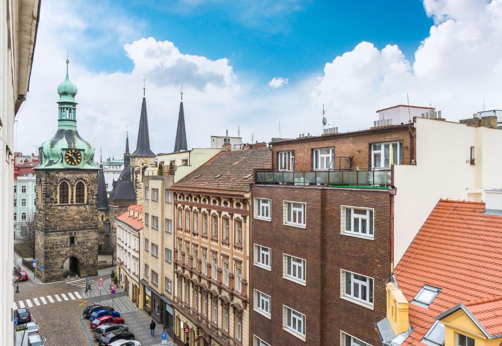 widok miasta z budynkami i kościołem w obiekcie Apartment Petrska w Pradze