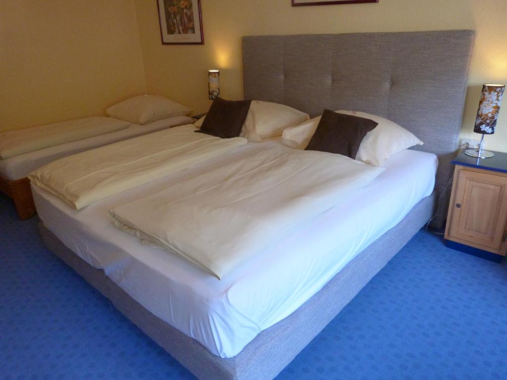 Postel nebo postele na pokoji v ubytování Hôtel - Restaurant " Victor Hugo"