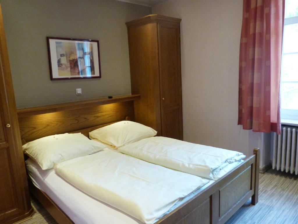 Postel nebo postele na pokoji v ubytování Hôtel - Restaurant " Victor Hugo"
