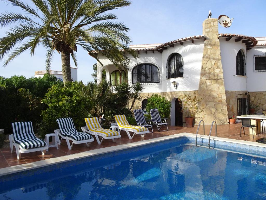 une villa avec une piscine en face d'une maison dans l'établissement Casa Andalus Holiday Villa, à Jávea