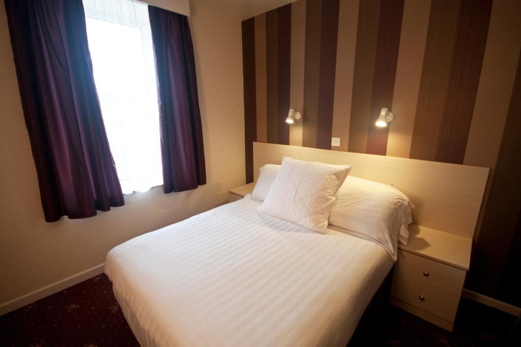 Postel nebo postele na pokoji v ubytování Norfolk Hotel
