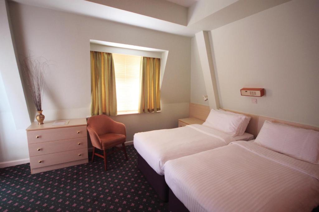 Postel nebo postele na pokoji v ubytování Norfolk Hotel