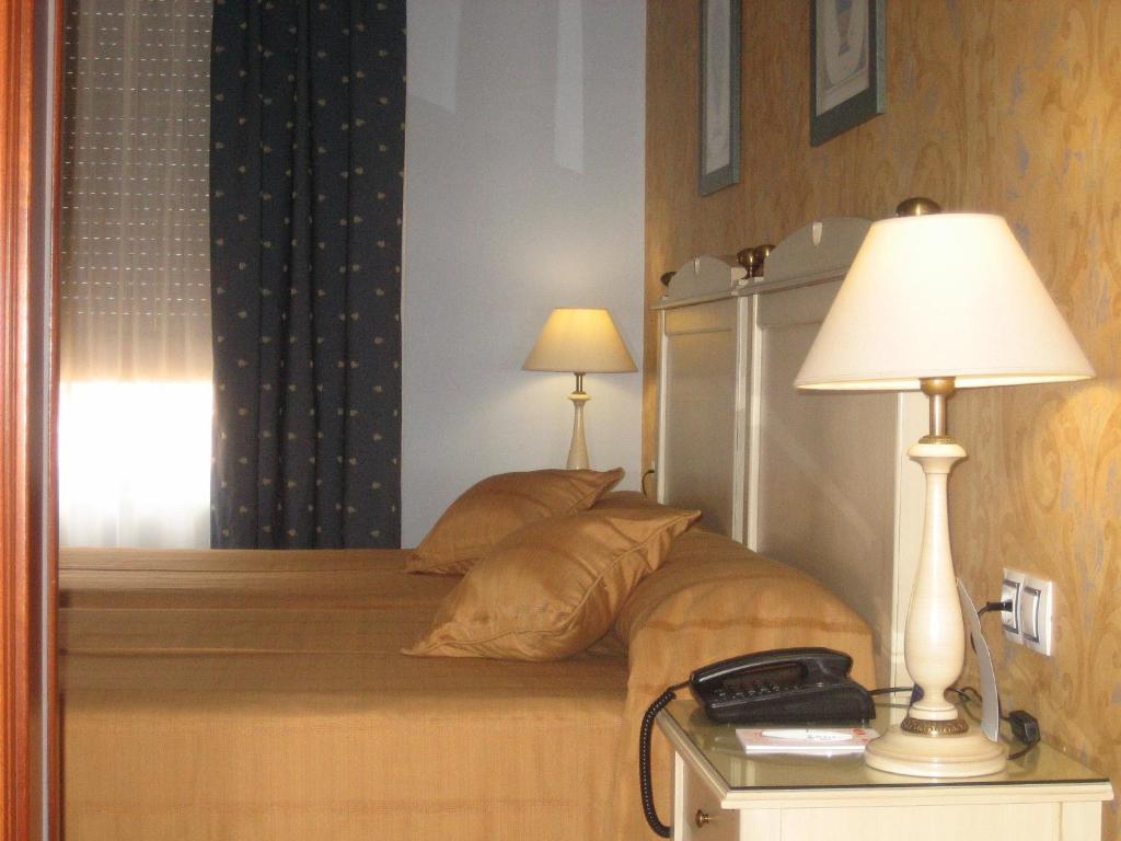 Posteľ alebo postele v izbe v ubytovaní Hotel Santiago