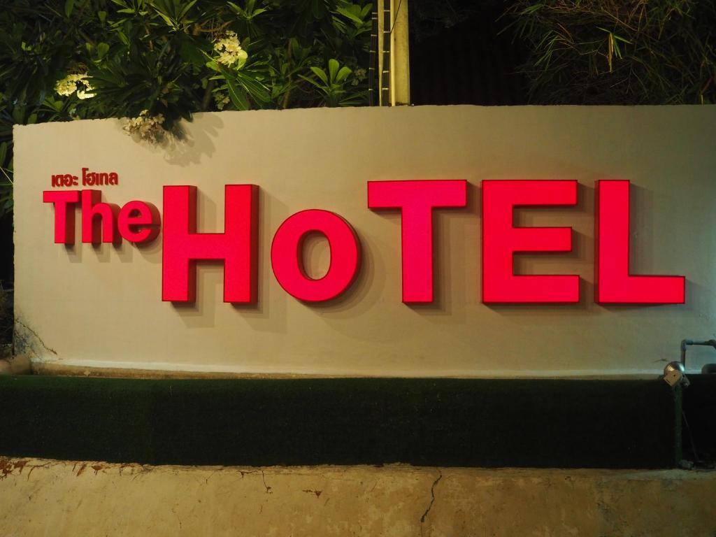 um sinal para o hotel na lateral de um edifício em The Hotel Nakhonsawan em Nakhon Sawan