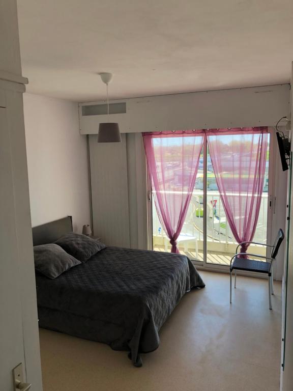 レギュイヨン・シュル・メールにあるHôtel du portのベッドルーム1室(ベッド1台、大きな窓付)