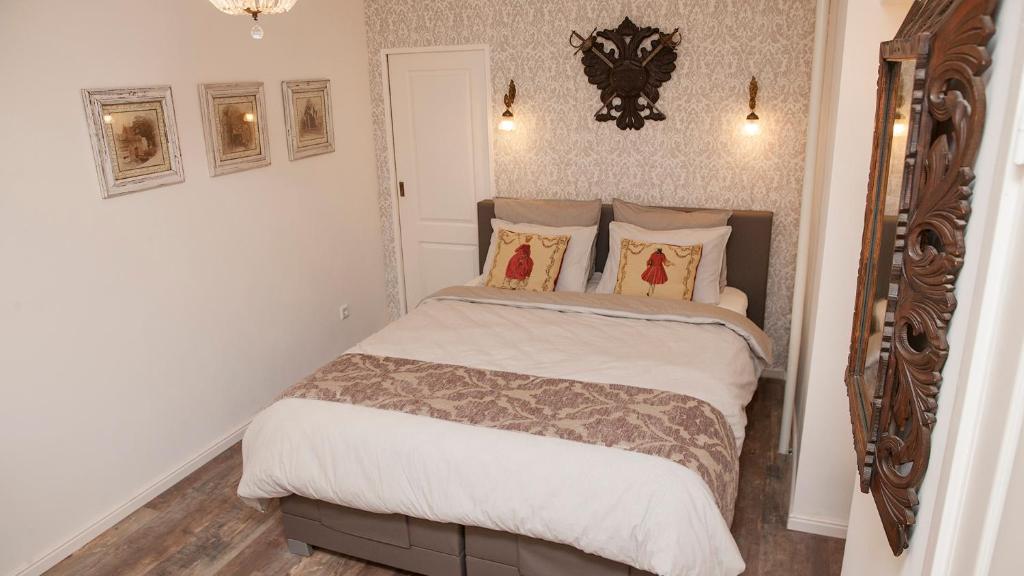 ein Schlafzimmer mit einem großen Bett in einem Zimmer in der Unterkunft Casa Mia Sittard in Sittard