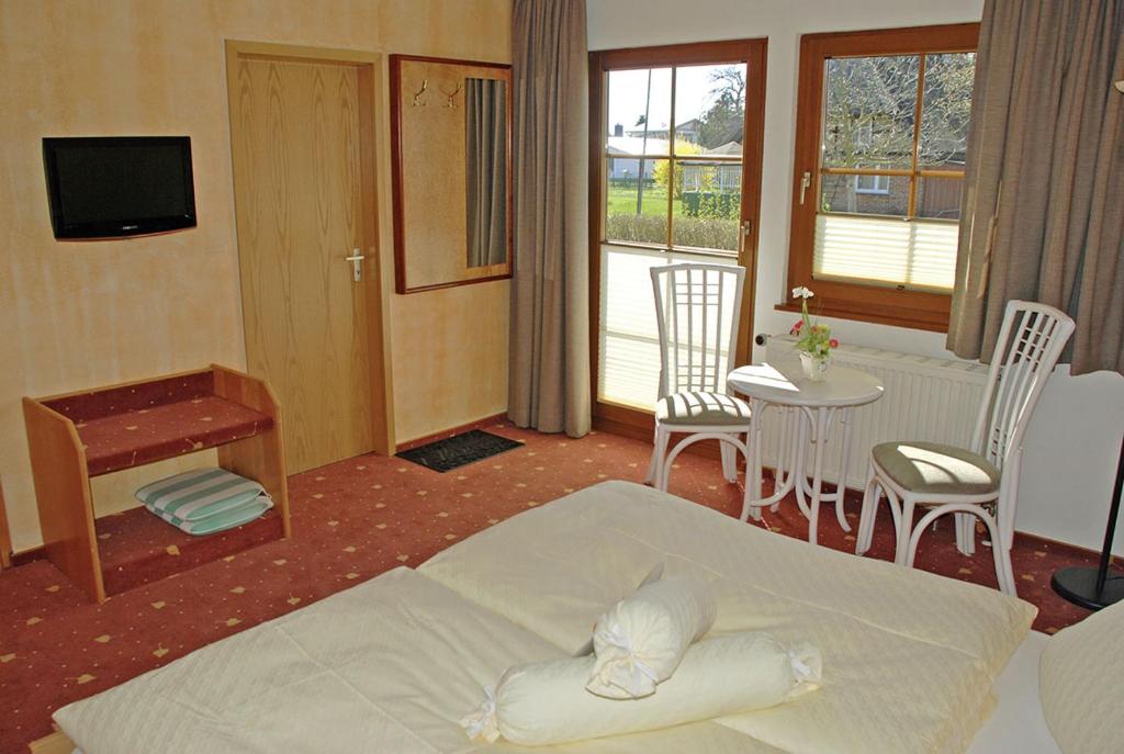 Postel nebo postele na pokoji v ubytování Hotel Birkenhof Garni
