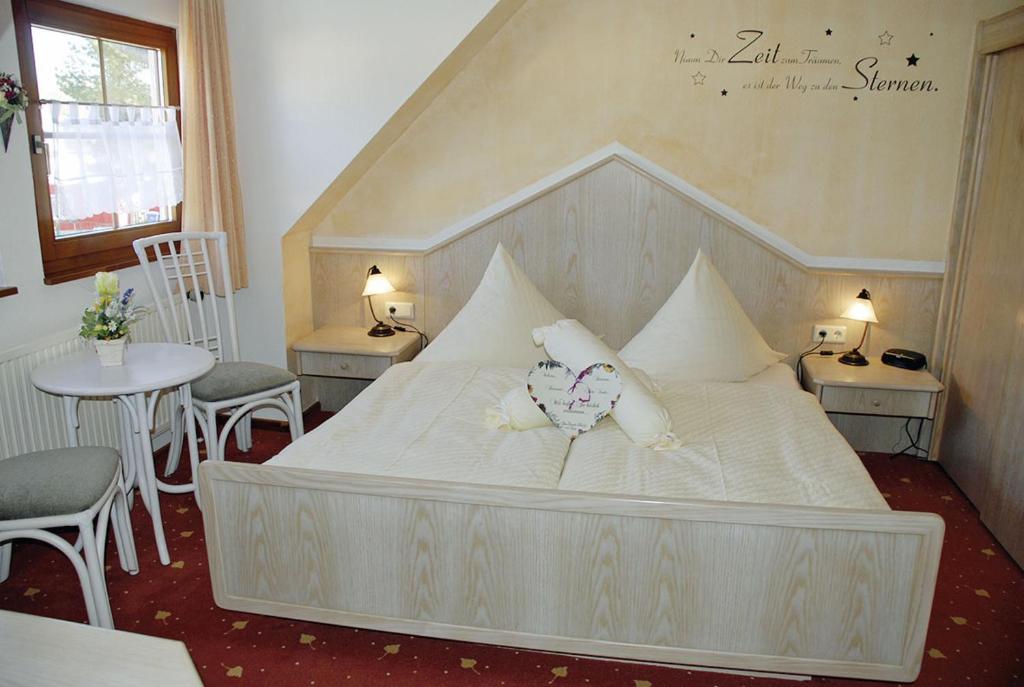 Postel nebo postele na pokoji v ubytování Hotel Birkenhof Garni