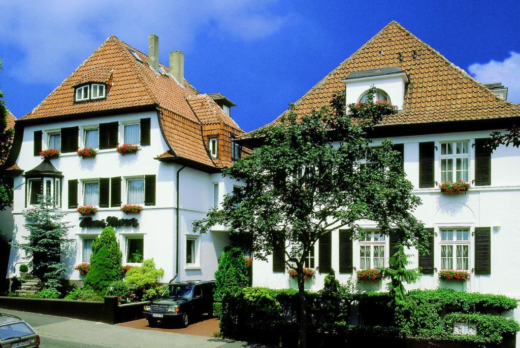 una gran casa blanca con techo rojo en Haus Moers, en Bad Salzuflen