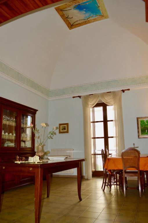 a dining room with a table and chairs and a dining room at Suites Piazza Umberto in Vignacastrisi