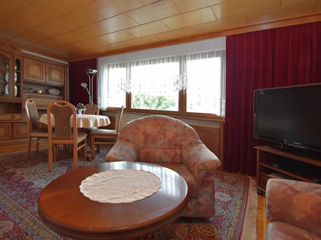 Una televisión o centro de entretenimiento en holiday home in the Thuringian Forest with roof