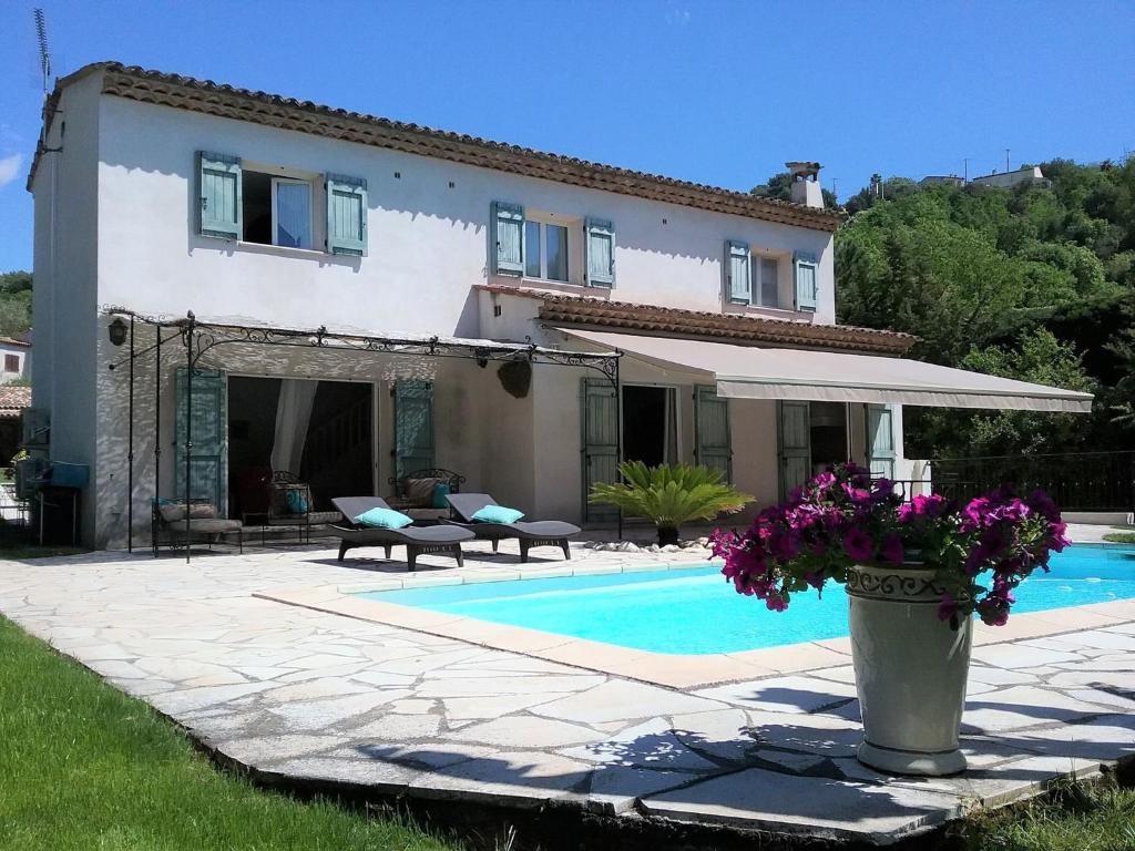 Peaceful Villa in Saint Paul de Vence with Poolの敷地内または近くにあるプール