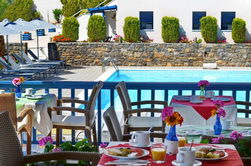 Бассейн в Emporios Bay Hotel Chios или поблизости