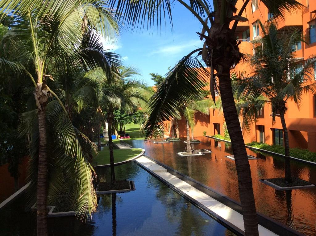 Blick auf einen Kanal mit Palmen und Gebäuden in der Unterkunft Away Las Tortugas at Hua Hin in Khao Tao