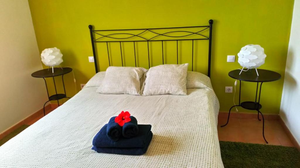 ein Schlafzimmer mit einem Bett mit zwei Handtüchern darauf in der Unterkunft Rincón del descanso in Orzola