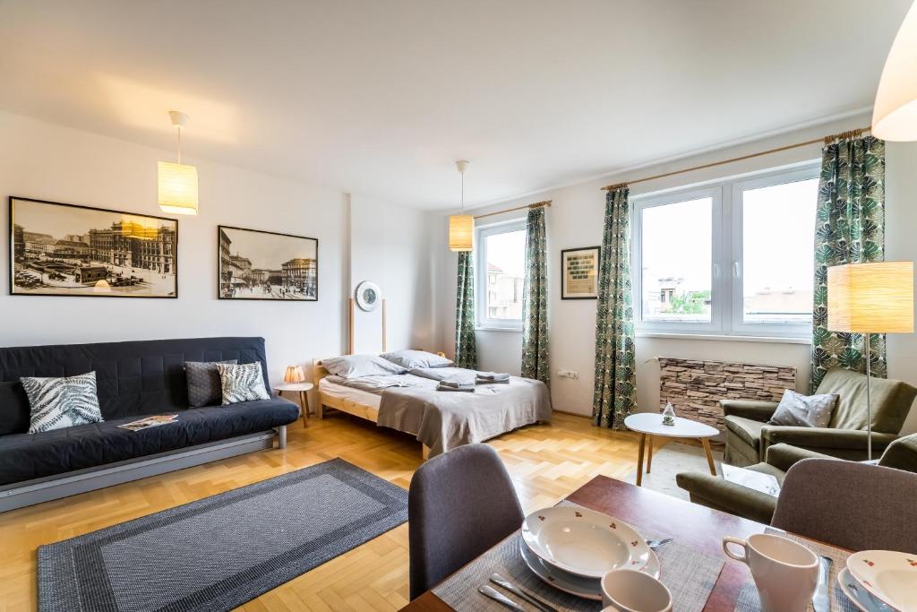 een woonkamer met een bank en een tafel bij BpR Hello Hollo Apartment in Boedapest
