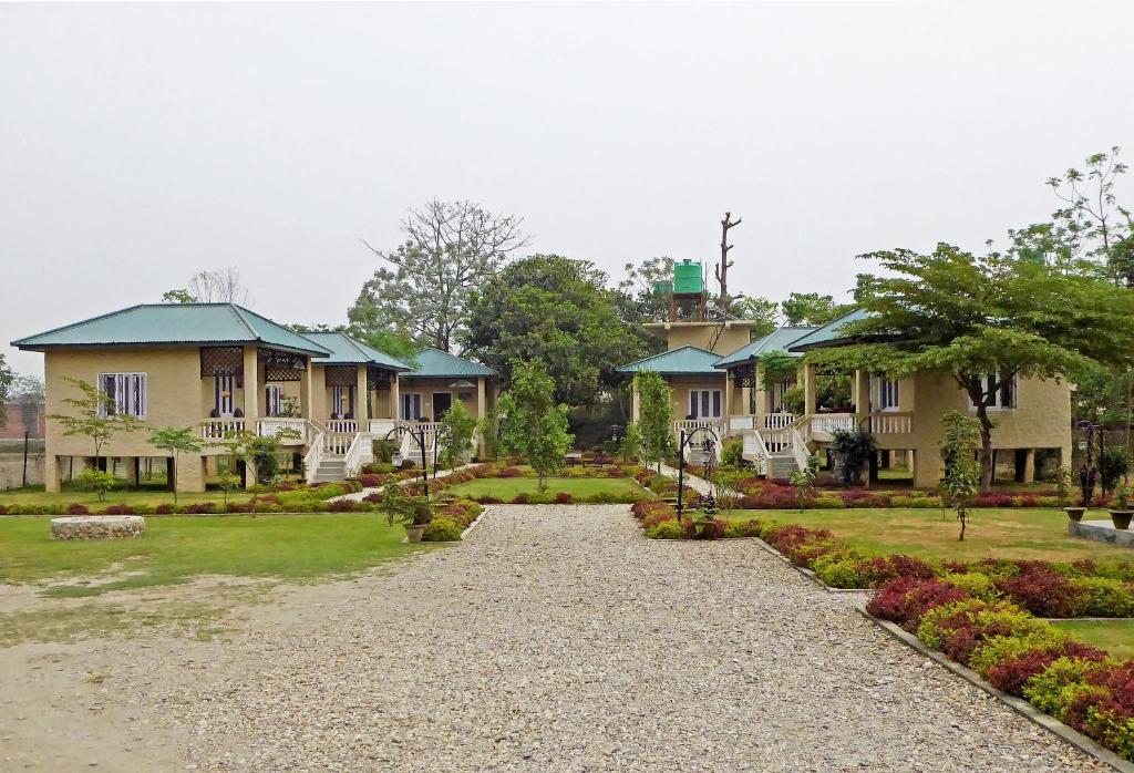 Tharu Mahal في سوراها: منزل كبير وامامه حديقة