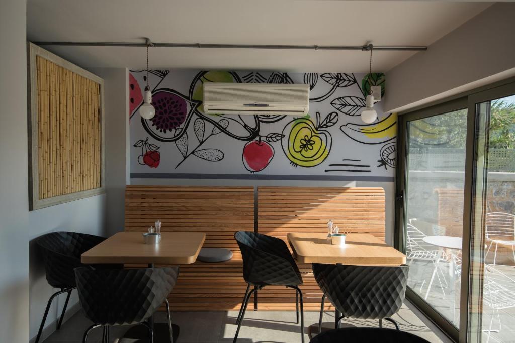 Reštaurácia alebo iné gastronomické zariadenie v ubytovaní Kanathos Pigi