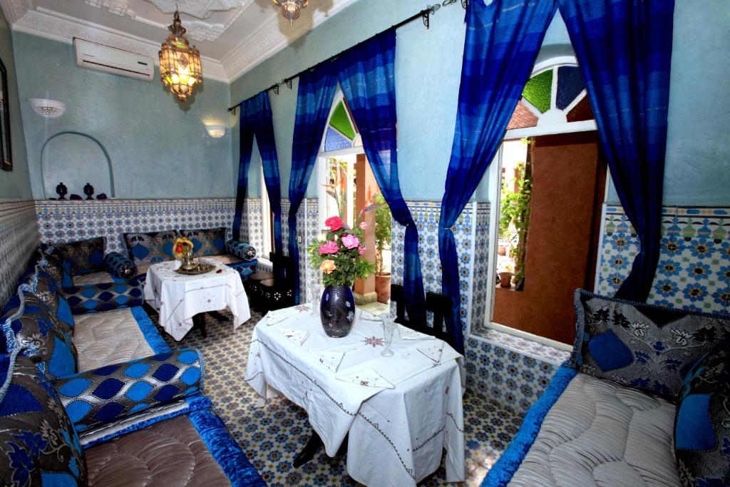 A restaurant or other place to eat at Riad L'Arabesque