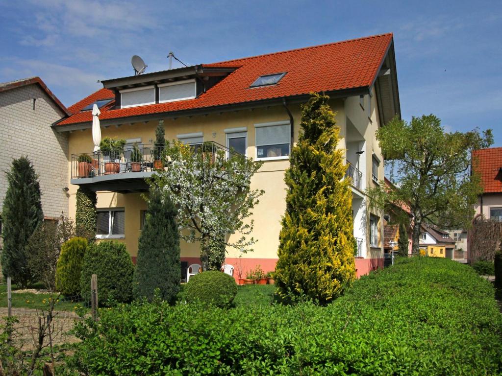 ein großes Haus mit orangefarbenem Dach in der Unterkunft Ferienwohnung Graf in Vogtsburg