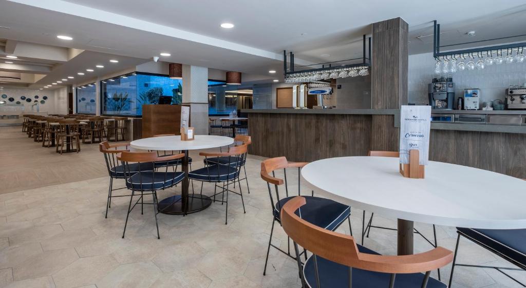 Restaurace v ubytování Rosamar Es Blau 4*s - Adults Only