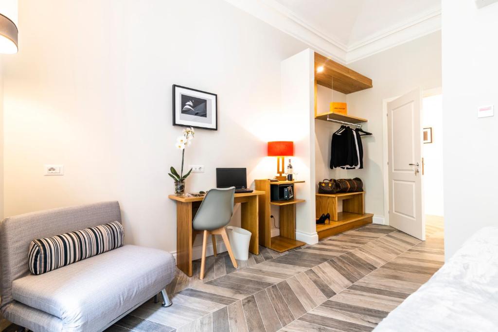 Televízia a/alebo spoločenská miestnosť v ubytovaní Eccelso Hotel