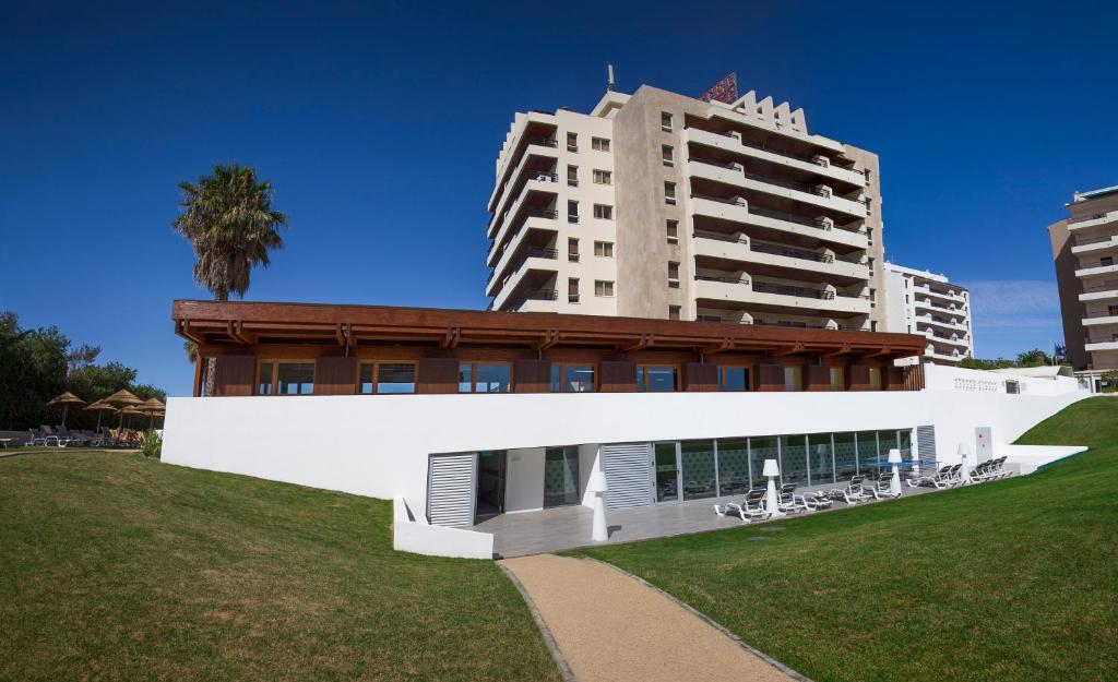 a building in front of a large building at Interpass Vau Hotel Apartamentos in Portimão