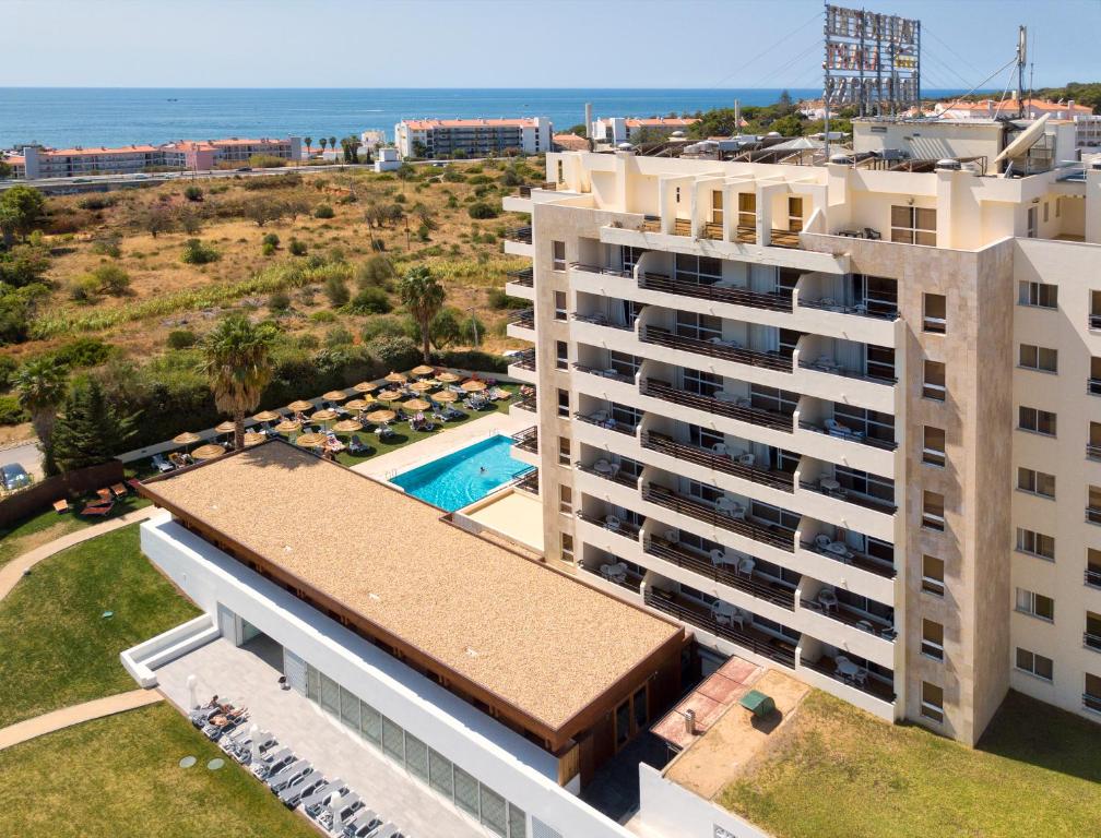 vista aerea di un edificio con piscina e oceano di Interpass Vau Hotel Apartamentos a Portimão