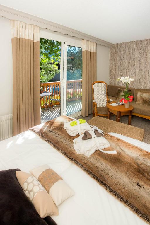 Postel nebo postele na pokoji v ubytování Hôtel & Spa Les Bartavelles