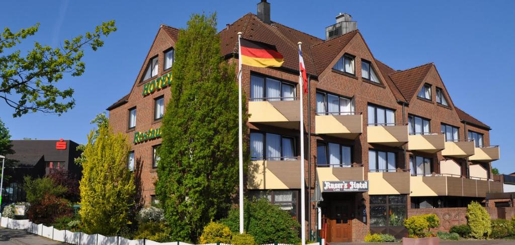 ein Gebäude mit einer Flagge davor in der Unterkunft Ruser's Hotel in Schönberg in Holstein