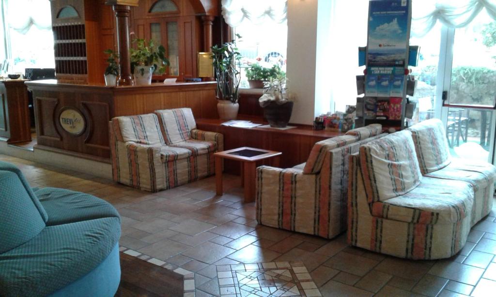 A seating area at Hotel Trevi Riccione, in centro sul mare con cucina