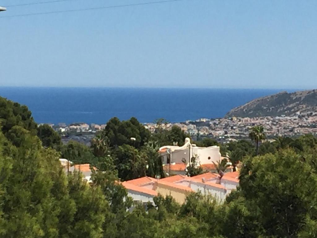 ラ・ヌシアにあるChalet con vista al marの海を背景にした家の風景