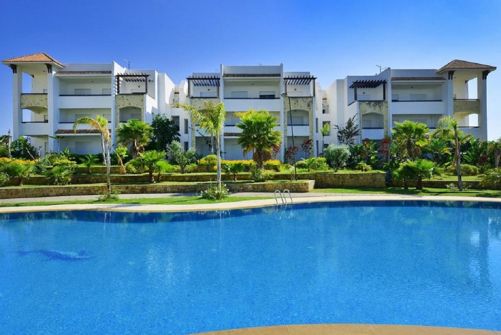 สระว่ายน้ำที่อยู่ใกล้ ๆ หรือใน Asilah Marina Golf Apartment