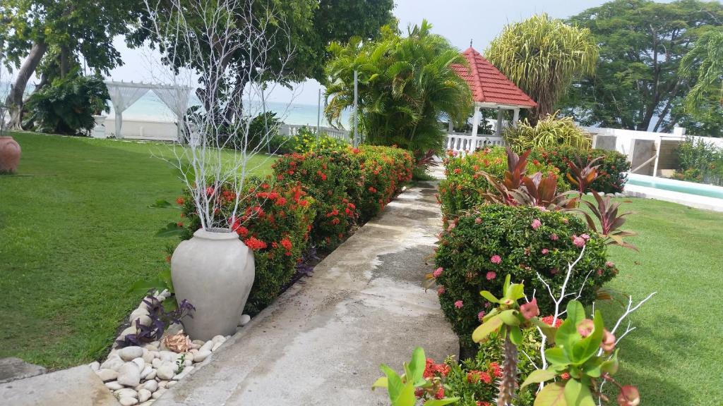 Whispering Bamboo Cove Resort - Housity