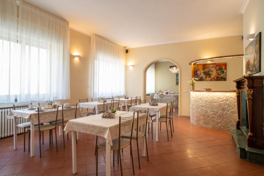 Restaurace v ubytování Villa Domus Salento Suites & Rooms con parcheggio privato in loco