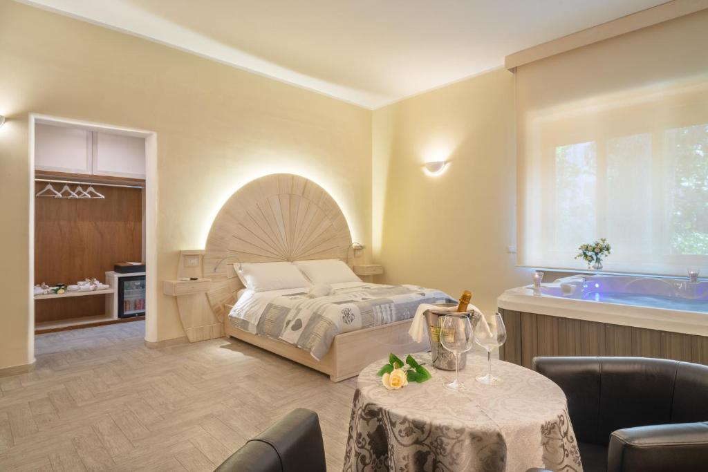 Postel nebo postele na pokoji v ubytování Villa Domus Salento Suites & Rooms con parcheggio privato in loco