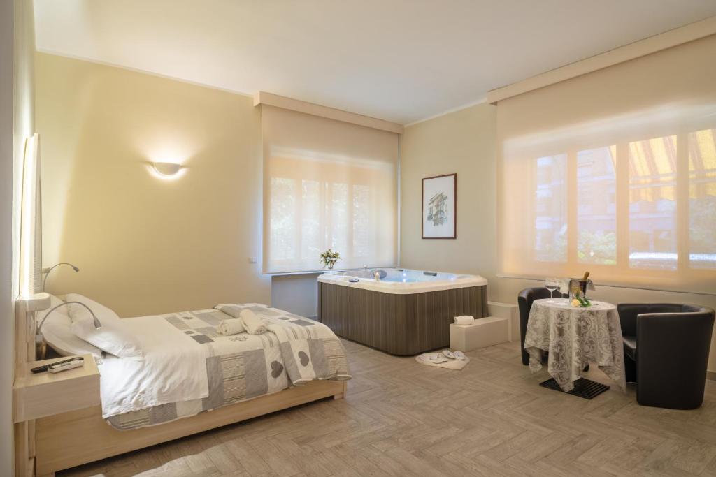 Postel nebo postele na pokoji v ubytování Villa Domus Salento Suites & Rooms con parcheggio privato in loco